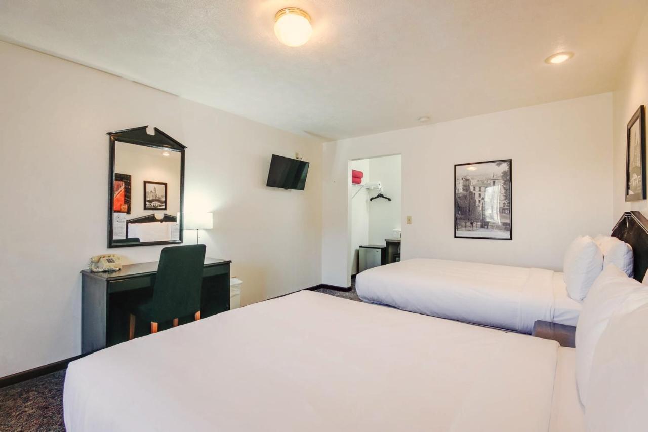 Simmer Motel Wamego Kültér fotó