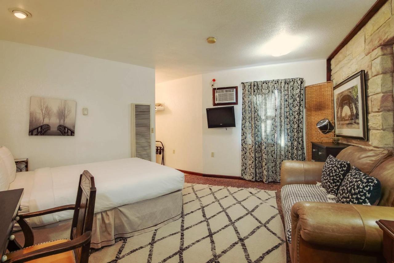 Simmer Motel Wamego Kültér fotó