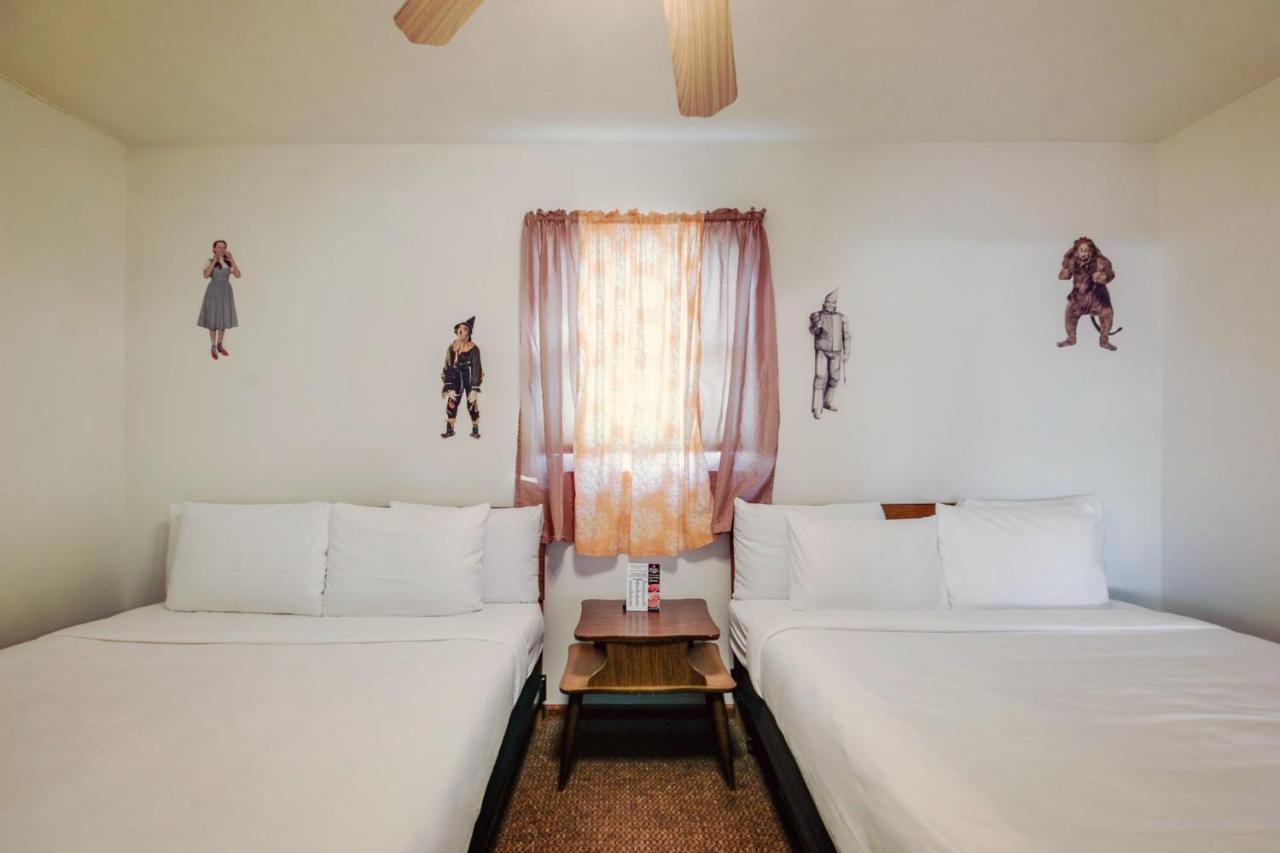 Simmer Motel Wamego Kültér fotó