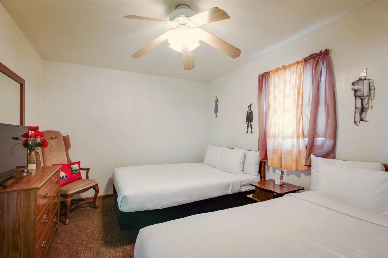 Simmer Motel Wamego Kültér fotó